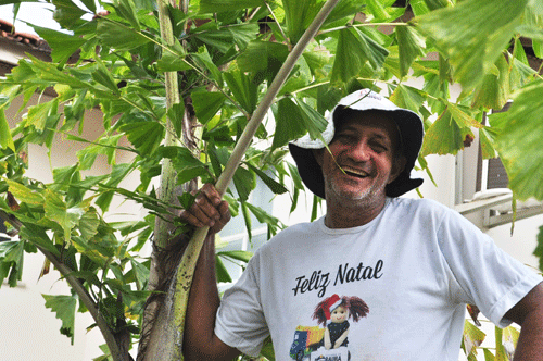 Para Araci Galvão, de 55 anos, a paternidade é motivo de alegria e orgulho (Foto: Thirza Perim)