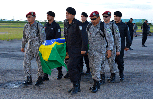 Uma bandeira do Brasil cobria o caixão, carregado por policiais militares (Foto: Fernando Oliveira/Secom-RR)