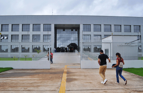 Cerca de 20 estrangeiros são atendidos diariamente na PF em busca de refúgio (Foto: Thirza Perim)