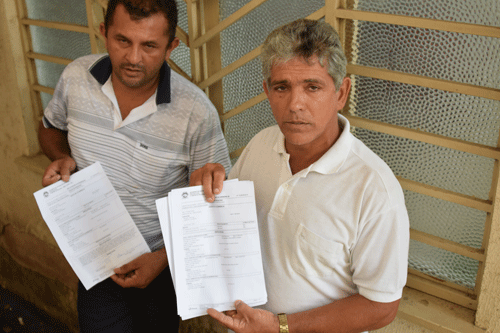 Jorge Oliveira Bastos e Eltonei Silveira da Silva com os boletins de ocorrência em mãos enquanto aguardavam exame de corpo de delito (Foto:Rodrigo Sales)