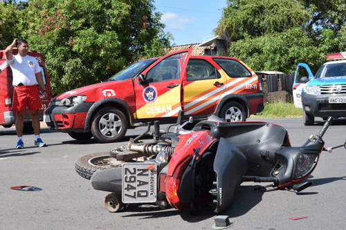 Entre os veículos envolvidos nos acidentes está uma viatura do Corpo de Bombeiros (Foto:Rodrigo Sales)