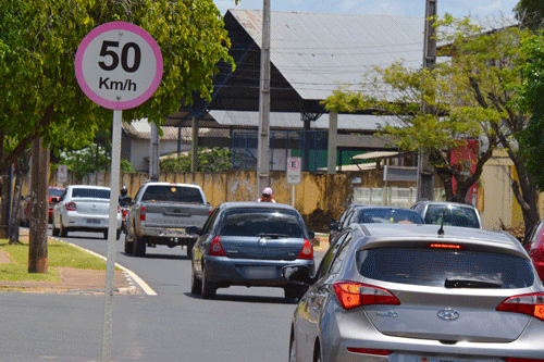 Na avenida Major Williams, a placa já indica o novo limite de velocidade (Foto: Rodrigo Sales)