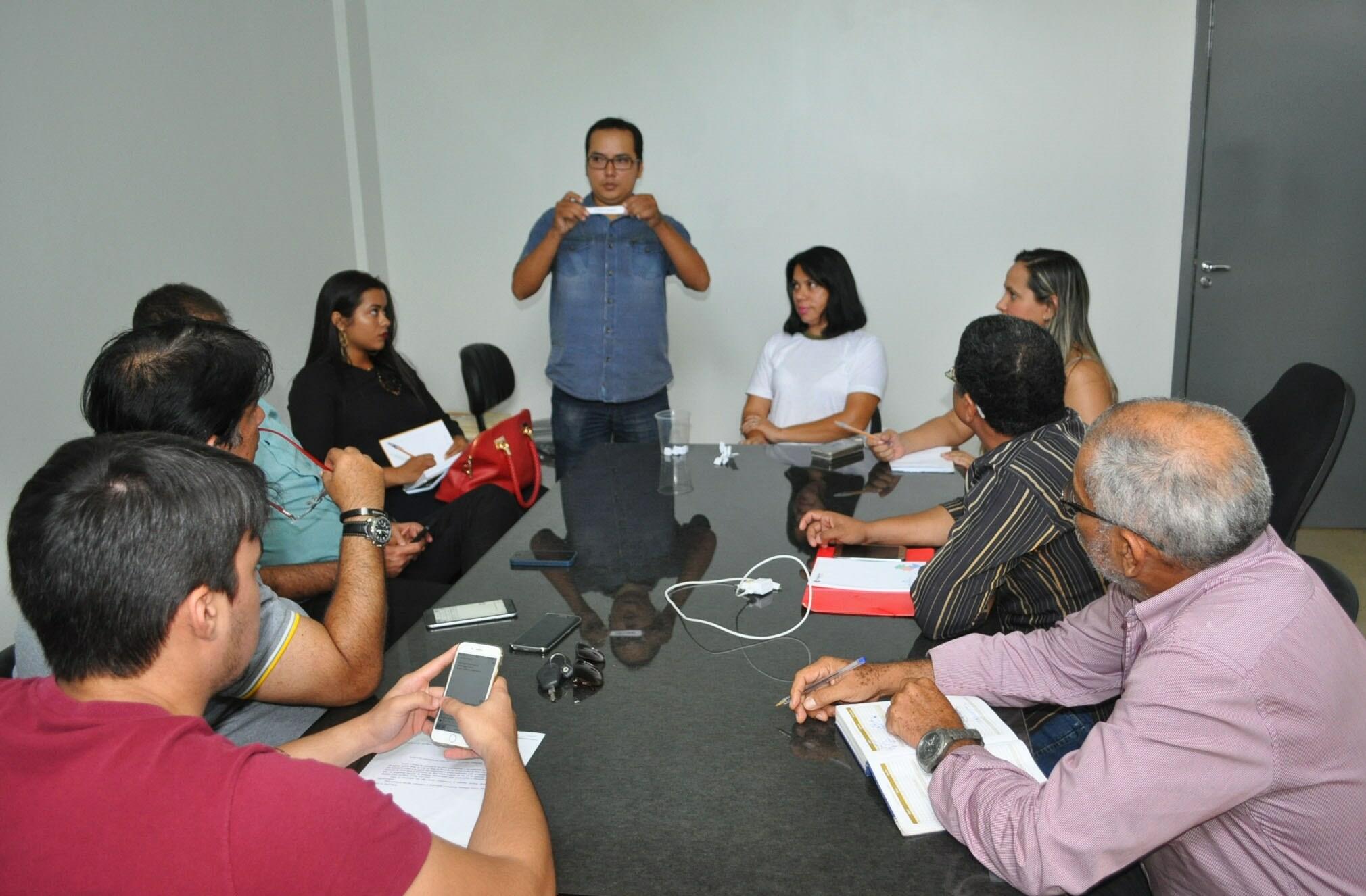 Representes dos candidatos a prefeito de Boa Vista participam de sorteios para entrevistas pela Rádio Folha AM (Foto: Thirza Perim)