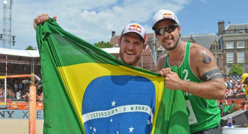 Alison (esquerda) e Bruno podem garantir ouro para o Brasil (Foto: Fivb/Divulgação)