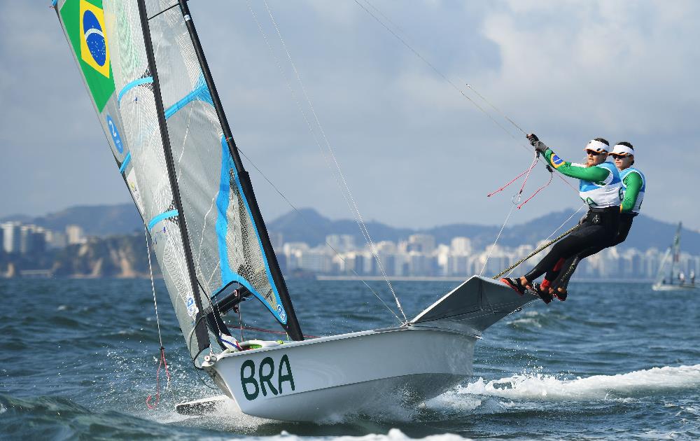 Martine Grael e Kahena Kunze levam o ouro pela classe 49er FX (Foto: Rio 2016)