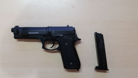 Com o menor, a polícia encontrou um simulacro de uma pistola modelo PT100 (Foto:João Barros)