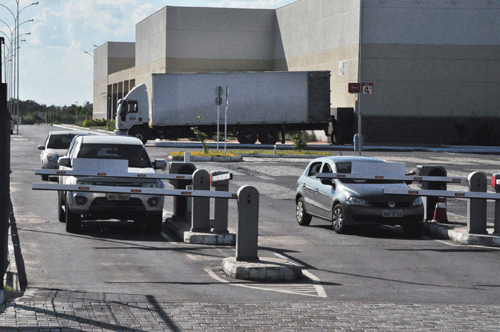 Funcionários alegam que não têm como pagar taxa de estacionamento (Foto: Thirza Perim)