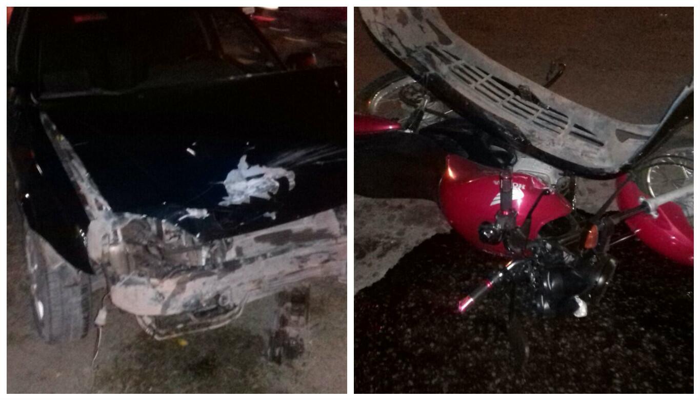 Impacto da batida fez com que parachoque do carro ficasse colado em moto (Foto: Divulgação)