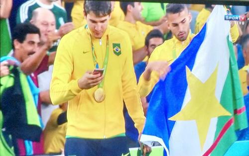 Thiago Maia com a bandeira de Roraima depois de receber a medalha de ouro (Foto: Imagem Deodato Júnior)