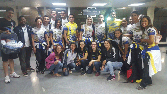 Equipe de karatecas no embarque para a Indonésia (Foto: Divulgação)