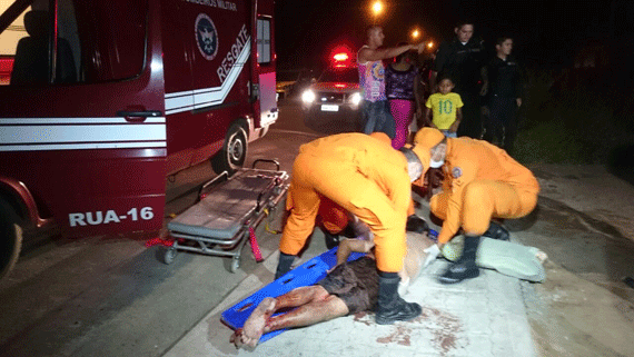 Socorristas do Corpo de Bombeiros socorreram a vítima na madrugada de ontem (Foto: Divulgação)