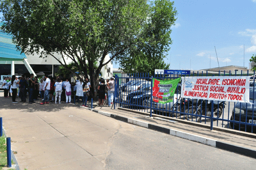 Profissionais do setor concentrados em frente ao Hospital Geral de Roraima (Foto: Thirza Perim)