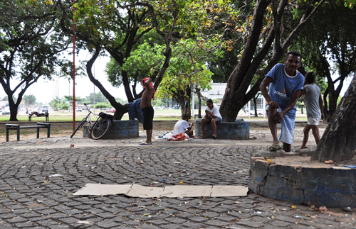 Venezuelanos se misturam a mendigos brasileiros em praça em frente à maternidade pública (Foto: Thirza Perim)