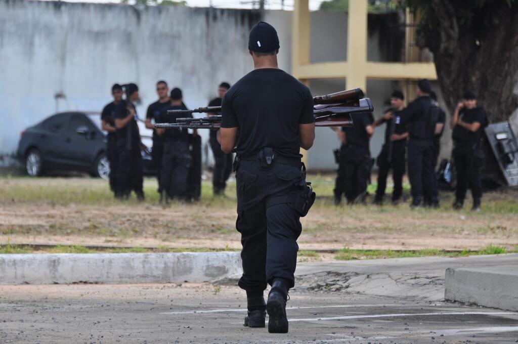 Policiais do GATE realizam treinamento para conter possíveis problemas na Cadeia Pública (Foto: Thirza Perim)