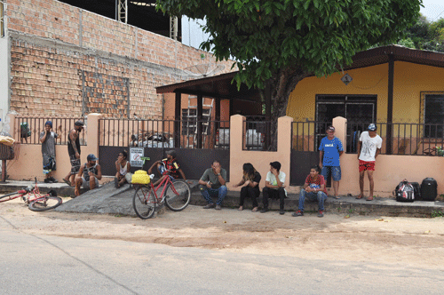 Grupo de pelo menos dez pessoas disputa as sobras de alimentação todos os dias (Foto: Thirza Perin)