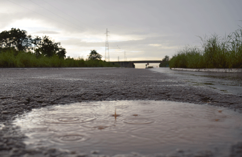 Buraco na saída de Boa Vista, no trecho sul da BR-174, já provocou acidentes (Foto: Rodrigo Sales)