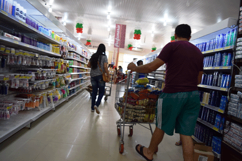 Com preços mais em conta, consumidores têm lotado os carrinhos de compra nos estabelecimentos da zona Oeste (Foto: Rodrigo Sales)