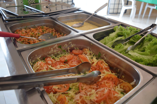 Restaurantes a quilo têm sofrido com a concorrência dos que vendem prato-feito (Foto: Rodrigo Sales)