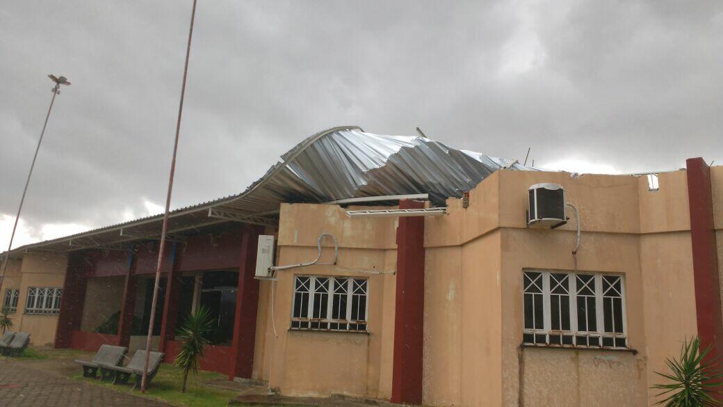 Teto de um dos blocos da UFRR veio abaixo com a chuva (Foto: Divulgação)