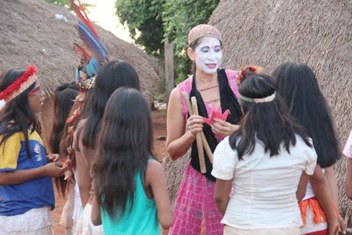 O Locômbia desenvolve trabalhos com técnicas de teatro, circo, mímica, dança clássica da Índia e música (Fotos Divulgação)