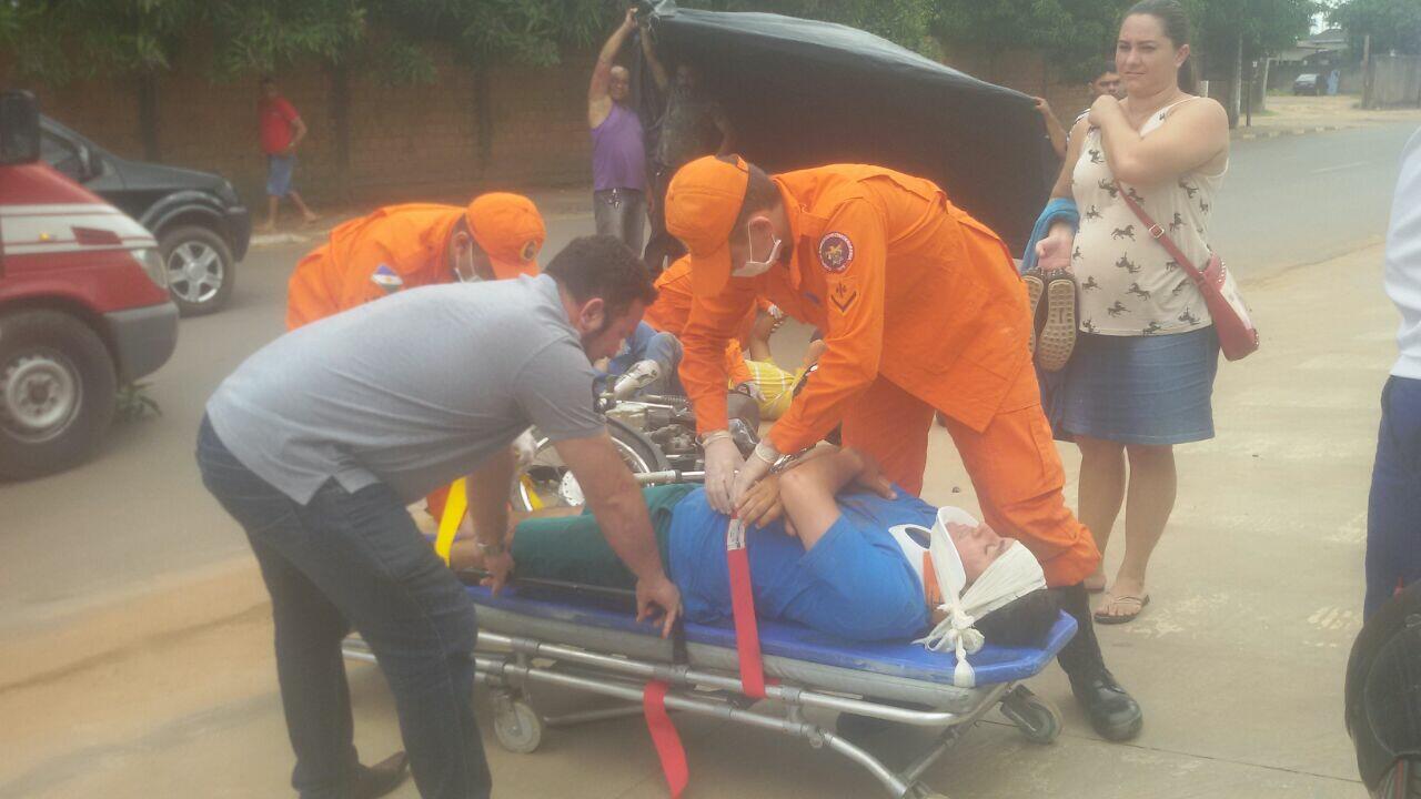 Socorristas do Corpo de Bombeiros prestam atendimento à vítima de acidente (Foto: Antônio Sousa)