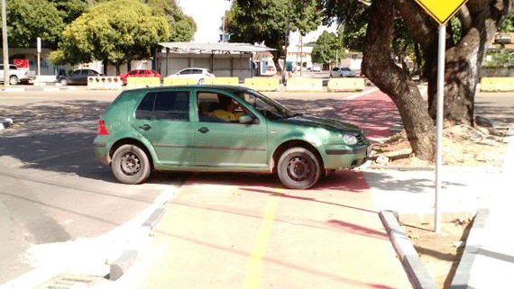 Condutor foi fotografado pelo ciclista que presenciou a cena na manhã de ontem (Foto: Divulgação)