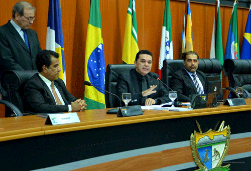 Deputado Jalser Renier (ao centro) fez duras críticas ao Governo do Estado (Foto: Divulgação)