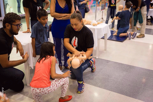 Leigos participaram do treinamento de reanimação cardiopulmonar (Foto: Divulgação)