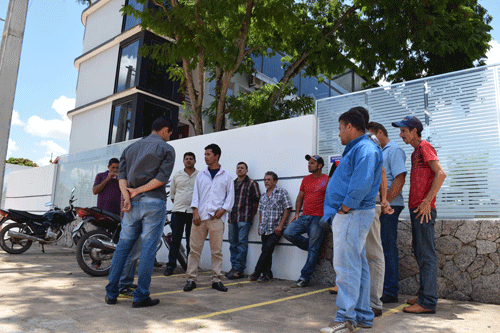 Assentados foram ontem pela manhã à sede do Incra denunciar a suposta agressão (Foto: Rodrigo Sales)