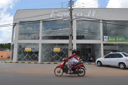 Não é difícil encontrar placas de “aluga-se” na fachada de prédios comerciais (Foto: Thirza Perim)
