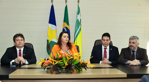 Governadora Suely Campos assinou decreto regulamentando pagamentos (Foto: Carlos Antônio)