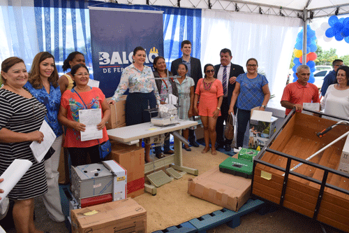 Governadora Suely Campos fez a entrega de equipamentos dos primeiros beneficiados (Foto: Rodrigo Sales)