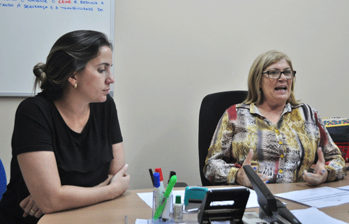 Delegada de Homicídios, Elisa Mendonça, e a secretária adjunta de Segurança, Haydèe Magalhães (Foto: Thirza Perim)