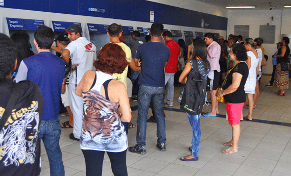Bancários pedem 6,5% de reajuste salarial e mais abono de R$ 3 mil (Foto: Tirza Perim)