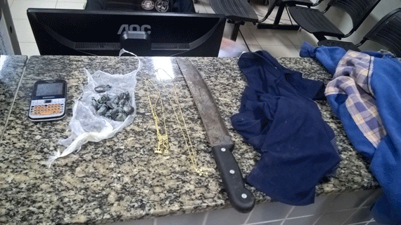 Além de 12 trouxinhas de maconha, criminosos escondiam um facão e roupas no “baú” da moto (Foto: Divulgação)