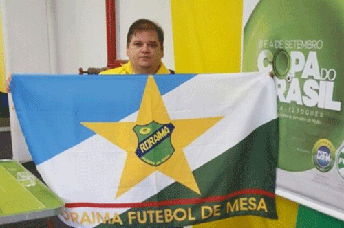 Marlon exibe orgulhoso a bandeira de Roraima na competição (Foto: Divulgação)