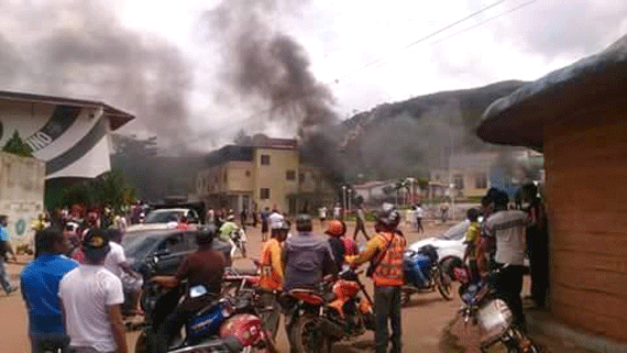 Manifestantes venezuelanos fecharam temporariamente a principal estrada na fronteira (Foto: Divulgação)