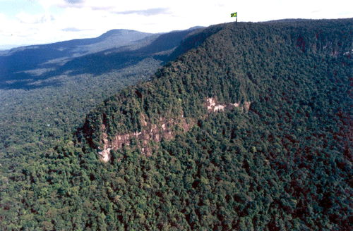 Monte Caburaí fica no Município de Uiramutã, na fronteira com a Guiana (Foto: Platão Arantes)