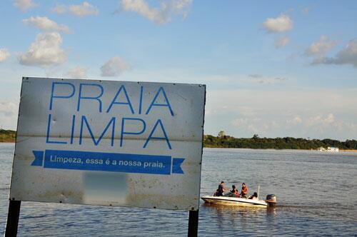 Passeios de lancha e barco já estão sendo feitos enquanto as praias não surgem de vez no Rio Branco (Foto: Thirza Perim)