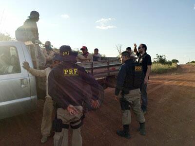 Trabalhadores estavam sendo transportados de maneira irregular (Fotos: Divulgação)