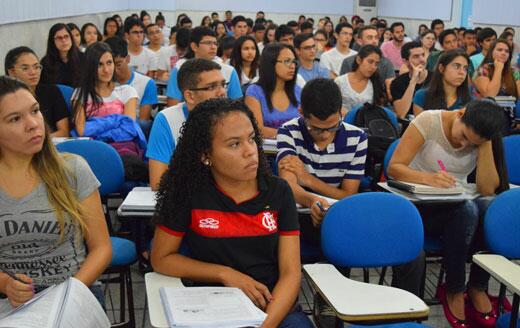 Candidatos se preparam em cursinho para as duas modalidades de prova da UFRR (Foto: Rodrigo Sales)