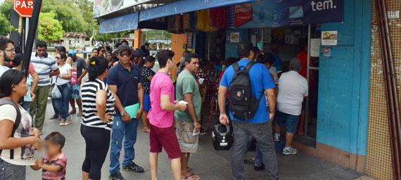 Fila em correspondente bancário aumentou com a greve dos bancários, deflagrada ontem (Foto: Rodrigo Sales)