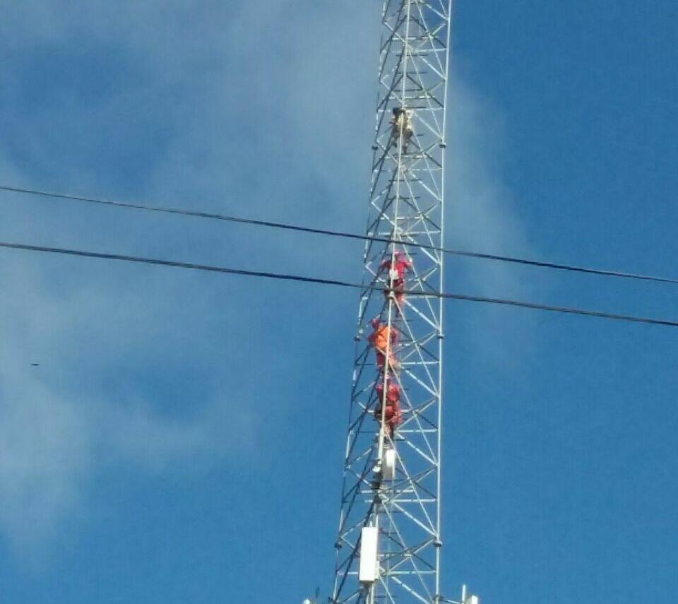 Bombeiros conseguem evitar que homem se jogasse de torre (Foto: Divulgação)