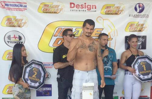 Samuel Trindade mostrou confiança na hora da pesagem (Foto: Divulgação)