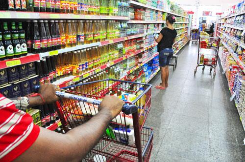    

A medida reduz a zero as tarifas de importação para itens como massas, biscoitos e óleo de girassol

(Foto: Thirza Perim)