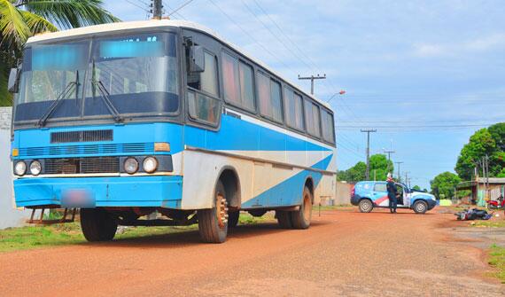 As vítimas colidiram de frente com um ônibus que fazia a travessia entre as ruas Tambaqui e Boto (Foto:Diane Sampaio)