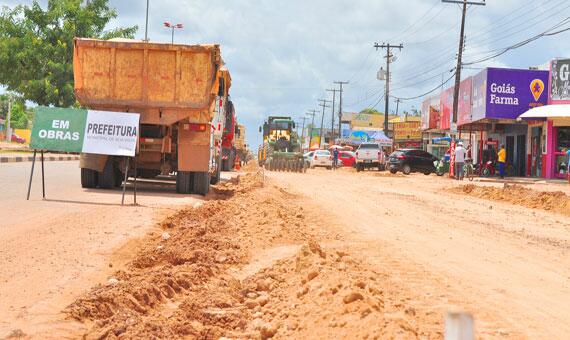 A obra, iniciada no mês de abril, tem causado prejuízos aos comerciantes devido à dificuldade de acesso dos consumidores às lojas (Foto: Diane Sampaio)