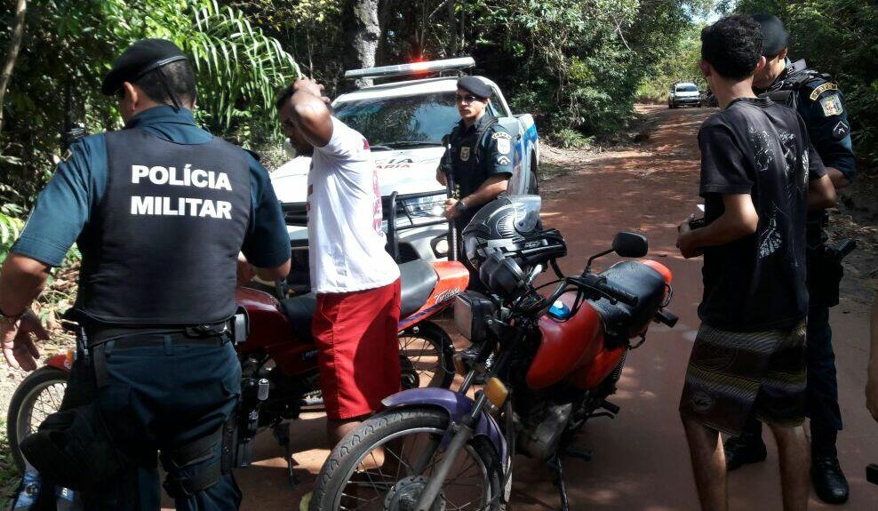 Polícias fazem abordagem a motoristas e pedestres durante operação (Foto: Divulgação)
