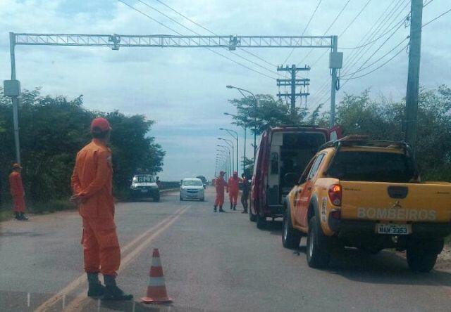 Bombeiros fecharam o local para trânsito e pedestres durante o salvamento (Foto: Divulgação)