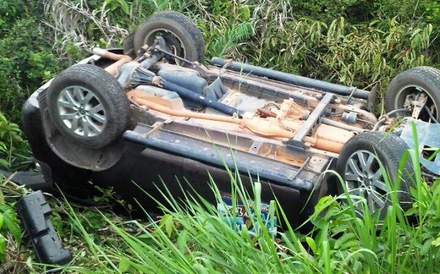Carro acabou capotando em estrada de Caracaraí (Foto: Divulgação)
